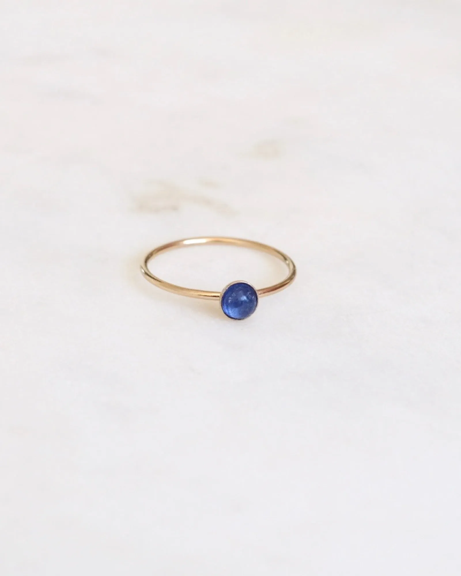 Blue sapphire (4mm) ring