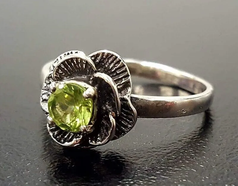 Green Flower Ring - Solitaire Peridot Ring - Vintage Rose Ring