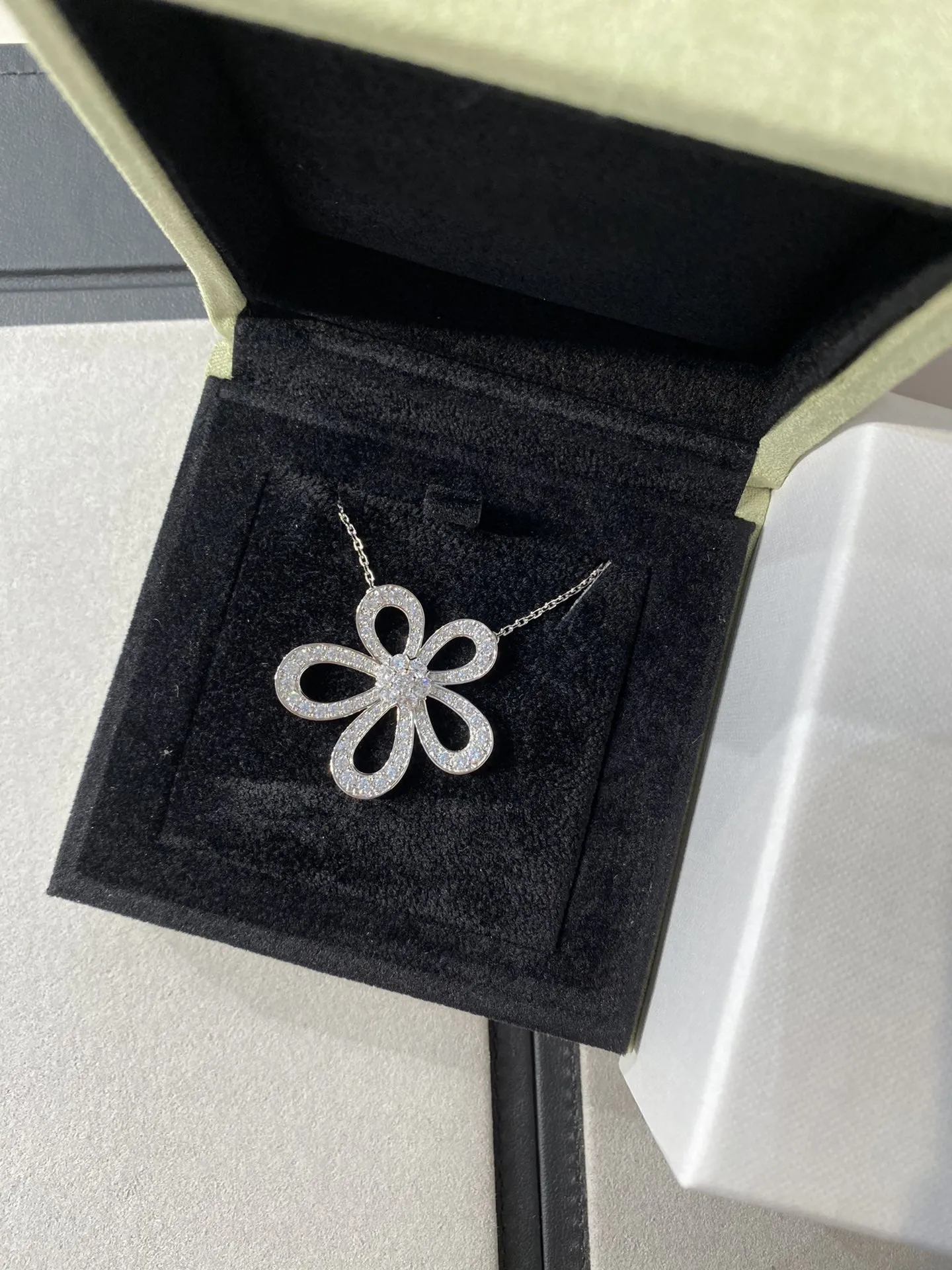 LACE FLOWER SILVER PENDANT DIAMOND NECKLACE